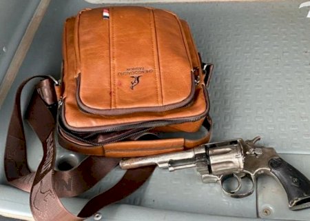 Homem é preso em flagrante após disparar arma de fogo dentro de borracharia