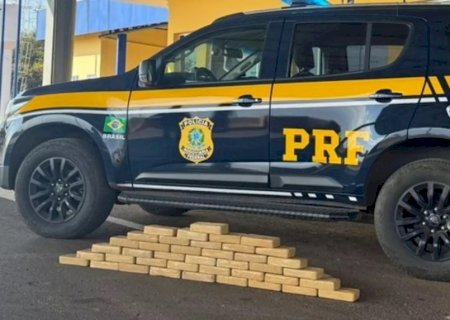 Caminhoneiro tenta dispensar droga e é preso com 41 kg de cocaína