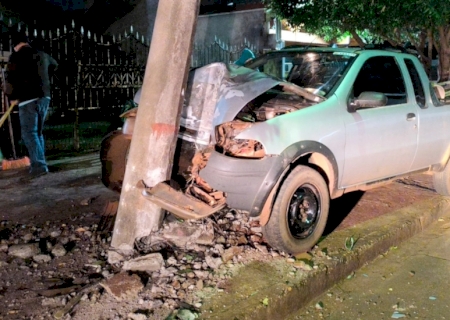 Grave acidente deixa motorista ferido após colisão com poste de alta tensão em Fátima do Sul