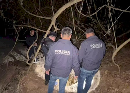 Corpo de mulher é encontrado enterrado próximo a rio