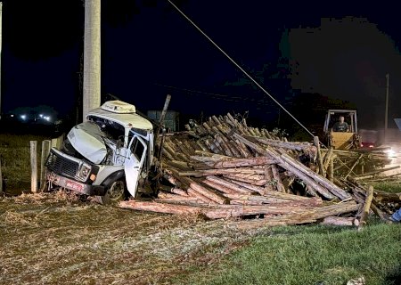 Caminhão carregado com eucalipto perde os freios e colide com poste em rotatória de Nova Andradina
