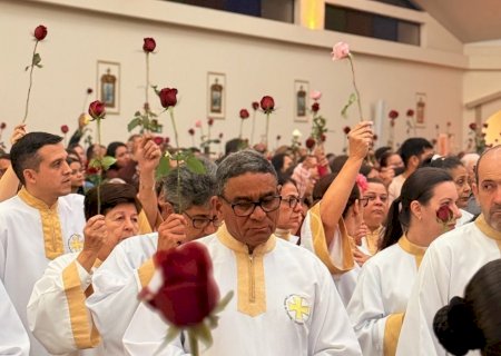 IVINHEMA: Primeira Noite da Novena a Santa Teresinha Reúne Centenas de Fiéis
