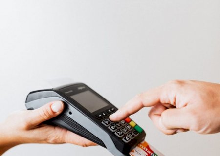 Idosa de 82 anos vence ação e receberá R$ 5 mil após fraude em cartão de crédito