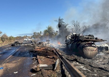 Tragédia na BR-267: colisão entre carretas e veículos de passeio deixa três mortos carbonizados