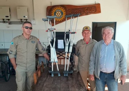 IVINHEMA: Bombeiros Militares doam cadeira de rodas e muletas ao Rotary