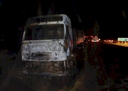 IVINHEMA: Caminhão pega fogo na BR-376 e mobiliza Bombeiros