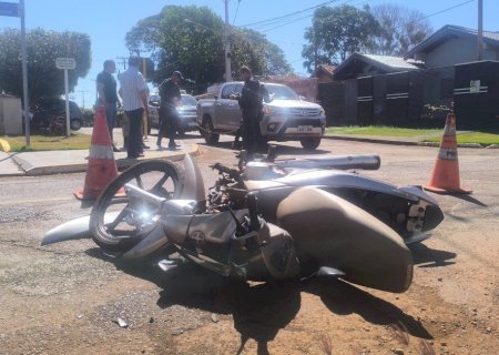 FÁTIMA DO SUL: Acidente entre Hilux e Biz deixa mulher ferida