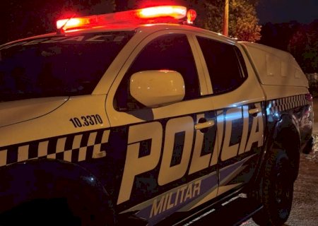 IVINHEMA: Flagrado empinando moto, rapaz bate em viatura da Polícia Militar