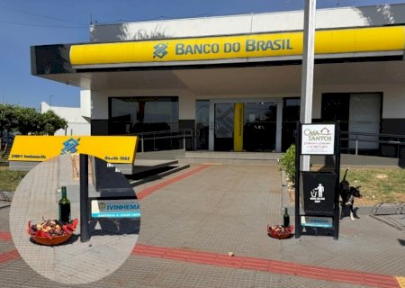 IVINHEMA: Trabalho espiritual em frente ao Banco do Brasil chama atenção