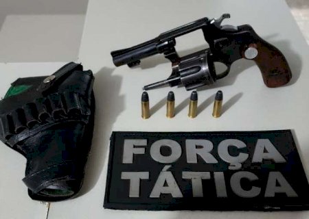 NOVA ANDRADINA: Ação rápida da Polícia Militar resulta em prisões e apreensão de arma de fogo