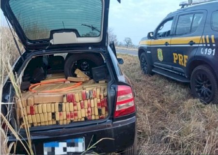Motorista abandona carro com mais de 600 kg de maconha ao fugir da PRF em Bataguassu