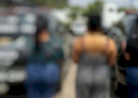 Por ci&uacute;mes, tr&ecirc;s irm&atilde;s sequestram e agridem mulher em estrada