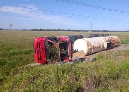 Carreta carregada com óleo vegetal tomba na rodovia MS-276 entre Batayporã e Anaurilândia