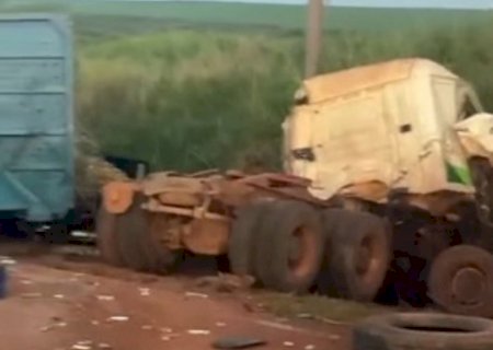 Caminhoneiro tem braço amputado em colisão entre carretas