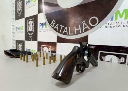 Jovem tenta escapar de abordagem, mas é flagrado com arma e munições