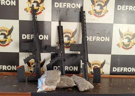 Homem é preso com três fuzis, cocaína e skunk