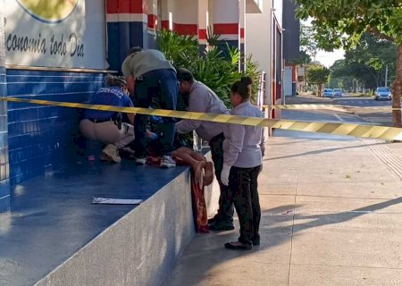 Polícia acredita que homem encontrado morto no centro foi espancado e esfaqueado