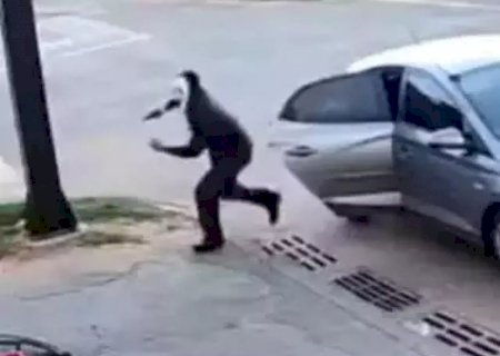 Mascarado como no filme 'Pânico' mata jovem em conveniência