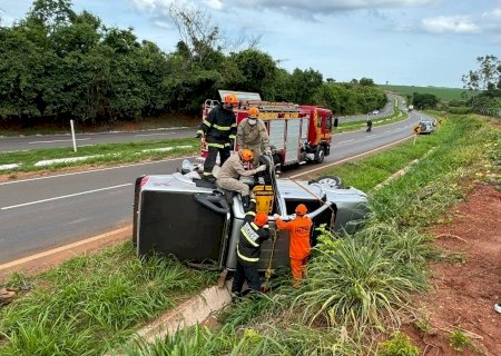 BATAYPORÃ: Caminhonete capota na MS-134 e mulher fica presa às ferragens