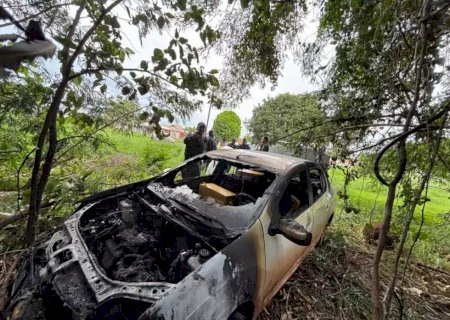 Dupla tenta jogar veículo com maconha em córrego e acaba presa