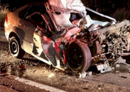 NOVA ANDRADINA: Carro fica destruído e motorista morre ao bater na traseira de bitrem na BR-267