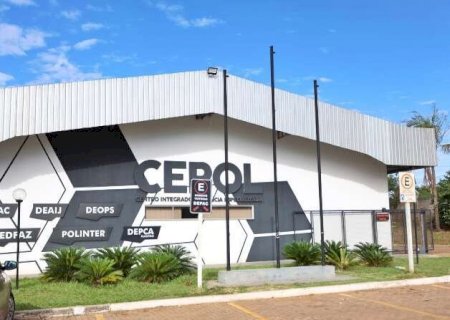 Homem ataca policial com faca durante abordagem e é baleado