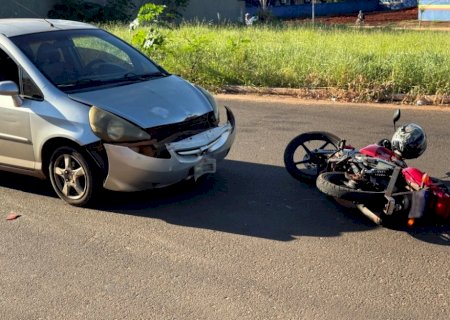 IVINHEMA: Acidente entre carro e moto deixa idoso ferido no Bairro Vitória
