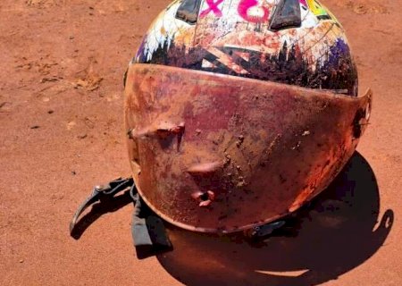 Capacete com marcas de tiros e sangue expõe brutalidade de execução de jovem