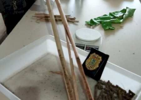 Mulher de traficante é presa tentando entrar em presídio com maconha em vassoura