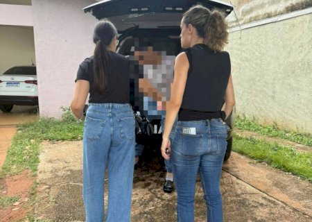 Homem é preso após agredir mulher, arremessar copo e ameaçá-la com faca