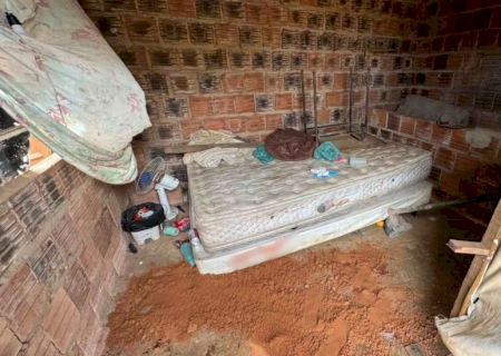 Adolescente é morto a tiros e esfaqueado enquanto dormia em Campo Grande
