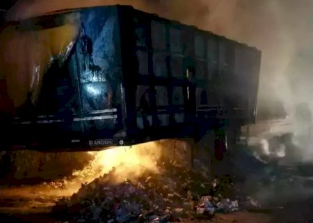 Carreta com sabão é destruída após incêndio e rodovia interditada