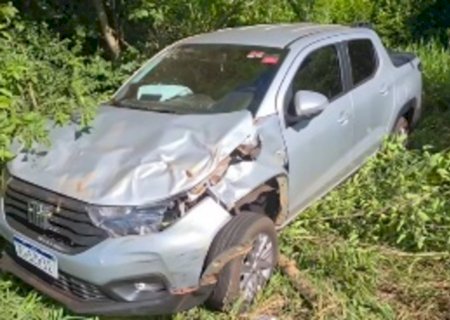 Fiat Strada sai da rodovia em colisão e dois ficam feridos na MS-162