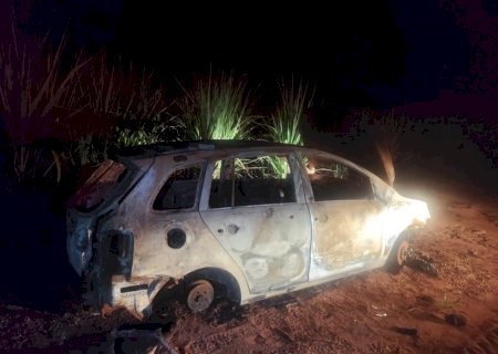 NOVA ANDRADINA: Veículo furtado é encontrado carbonizado em estrada rural