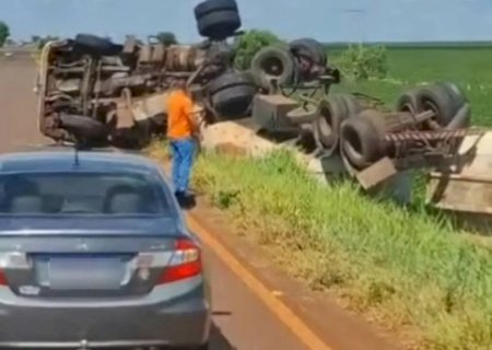 Carreta com óleo vegetal tomba na BR-463