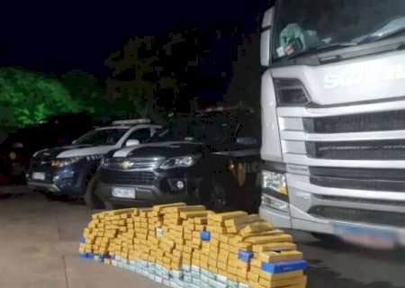 Operação integrada intercepta carreta 'recheada' de maconha em MS
