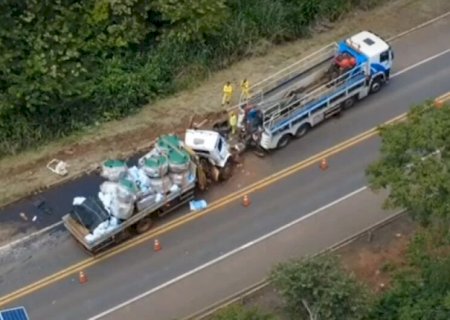 Batida entre caminhão e carreta na BR-158 deixa um morto e um ferido