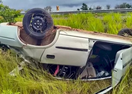 Motorista morre após veículo sair da pista e capotar MS-430
