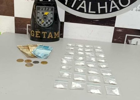 Acusado de 'disk-drogas' é preso com pochete cheia de cocaína perto de escola