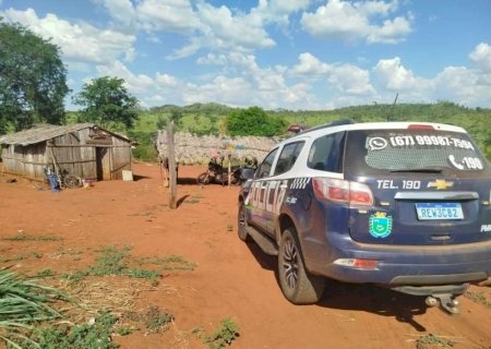 Após denúncia polícia apreende droga e arma de fogo artesanal