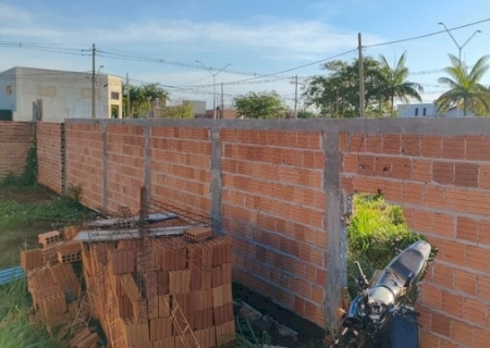 Motociclista morre após perder controle em rotatória e 'atravessar' muro