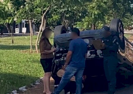 VÍDEO: Motorista bate em carro estacionado e capota em Três Lagoas