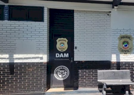 Bêbados, casal discute e homem arremessa pedra contra companheira