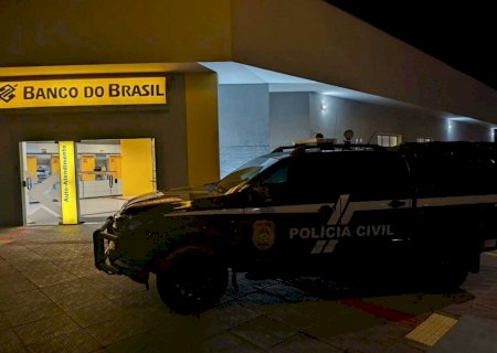 Ladrões fogem sem levar dinheiro após invasão em agência bancária