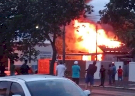 DEODÁPOLIS: Incêndio atinge residência no centro e mobiliza Defesa Civil