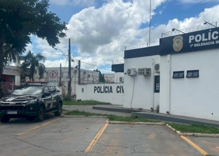 Bêbado, homem é preso ao ameaçar matar esposa e filha de um ano em Naviraí