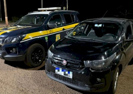 Motorista sem CNH é preso com carro roubado durante fiscalização