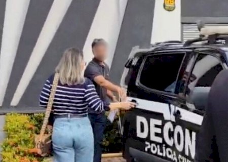 Operação acha 484 frascos vencidos em clínica e leva farmacêutica à polícia