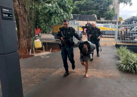 Rapaz diz vender drogas desde os 16 anos após ser preso armado em Dourados