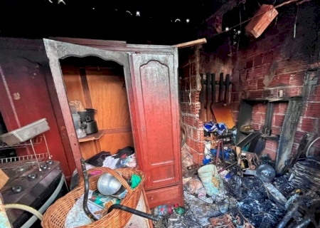Incêndio destrói único cômodo onde casal vivia com dois filhos em Dourados